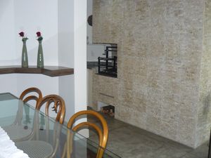 Image 10 - 885995