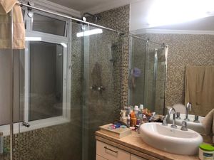 Image 17 - 885995