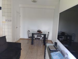 Image 4 - 886049