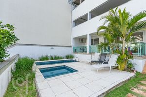 Image 15 - 886195