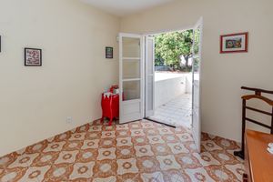 Image 9 - 886197
