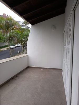 Image 6 - 886199