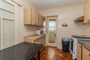 Image 16 - 886200