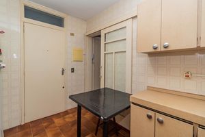 Image 17 - 886200