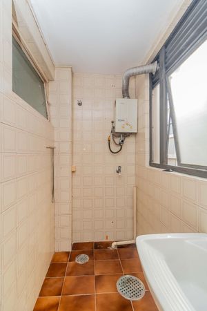 Image 19 - 886200