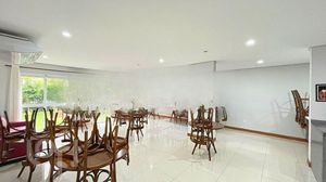 Image 21 - 886212
