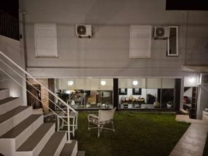 Image 10 - 886219