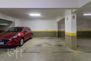 Image 21 - 886252