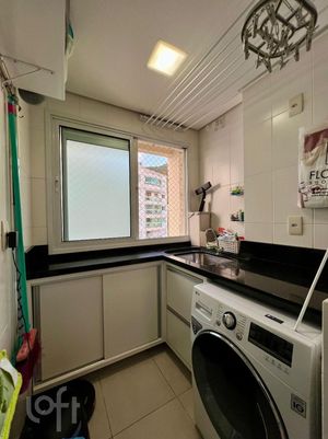 Image 21 - 886286