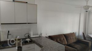 Image 6 - 886402