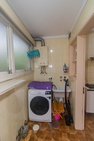 Image 11 - 886425