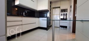 Image 11 - 886426