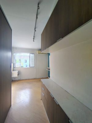 Image 1 - 886445