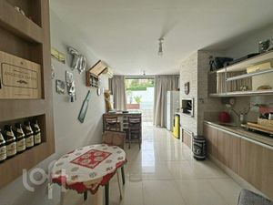 Image 10 - 886462