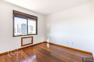 Image 8 - 886521