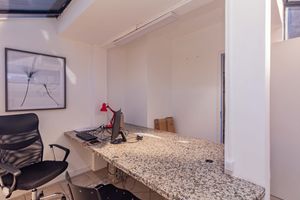 Image 29 - 886523