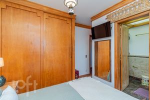 Image 18 - 886530