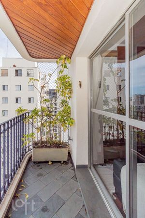 Image 11 - 886530