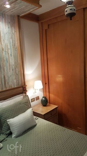 Image 17 - 886530