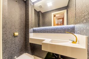 Image 19 - 886547