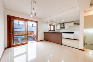 Image 27 - 886604