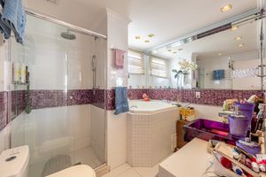 Image 11 - 886611