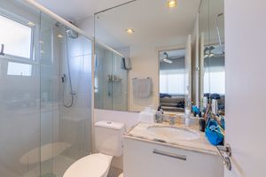 Image 14 - 886611