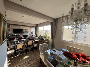 Image 14 - 886611