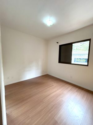 Image 18 - 886624