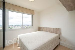 Image 8 - 886630