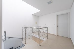Image 10 - 886633