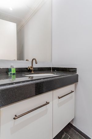 Image 18 - 886659