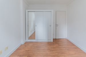Image 19 - 886659
