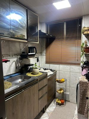 Image 10 - 886661
