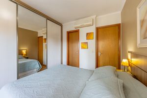 Image 9 - 886663