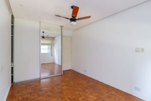 Image 10 - 886675