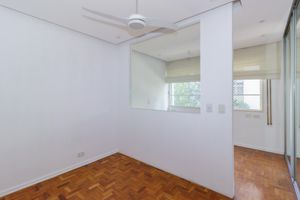 Image 12 - 886675