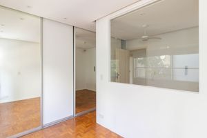 Image 14 - 886675