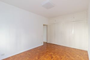 Image 21 - 886675