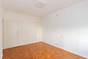 Image 22 - 886675
