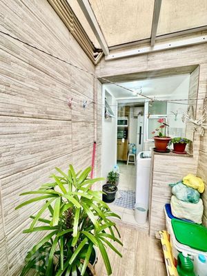 Image 12 - 886702
