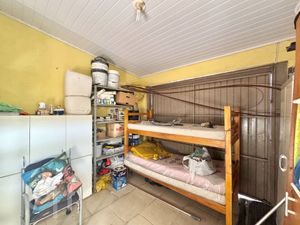 Image 16 - 886849