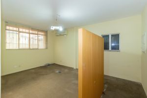 Image 11 - 886855