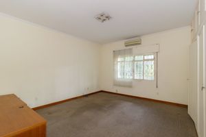 Image 17 - 886855
