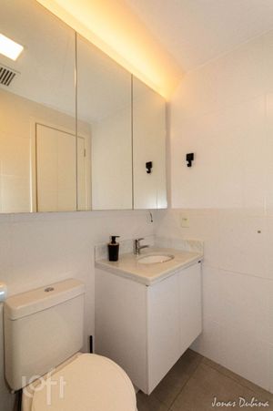 Image 18 - 886921