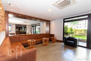 Image 21 - 886921