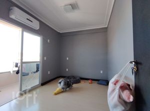Image 6 - 886946