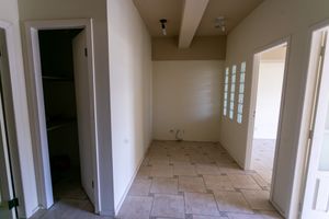 Image 8 - 886958