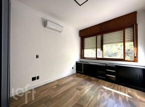 Image 8 - 886976