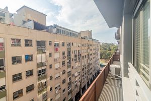 Image 6 - 886994
